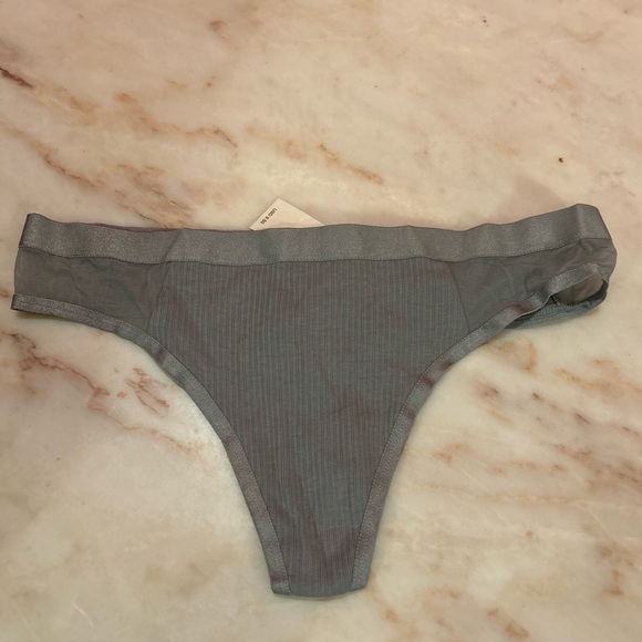 Lot of 8 NWT Aerie Women's thongs - medium - Picture 4 of 9